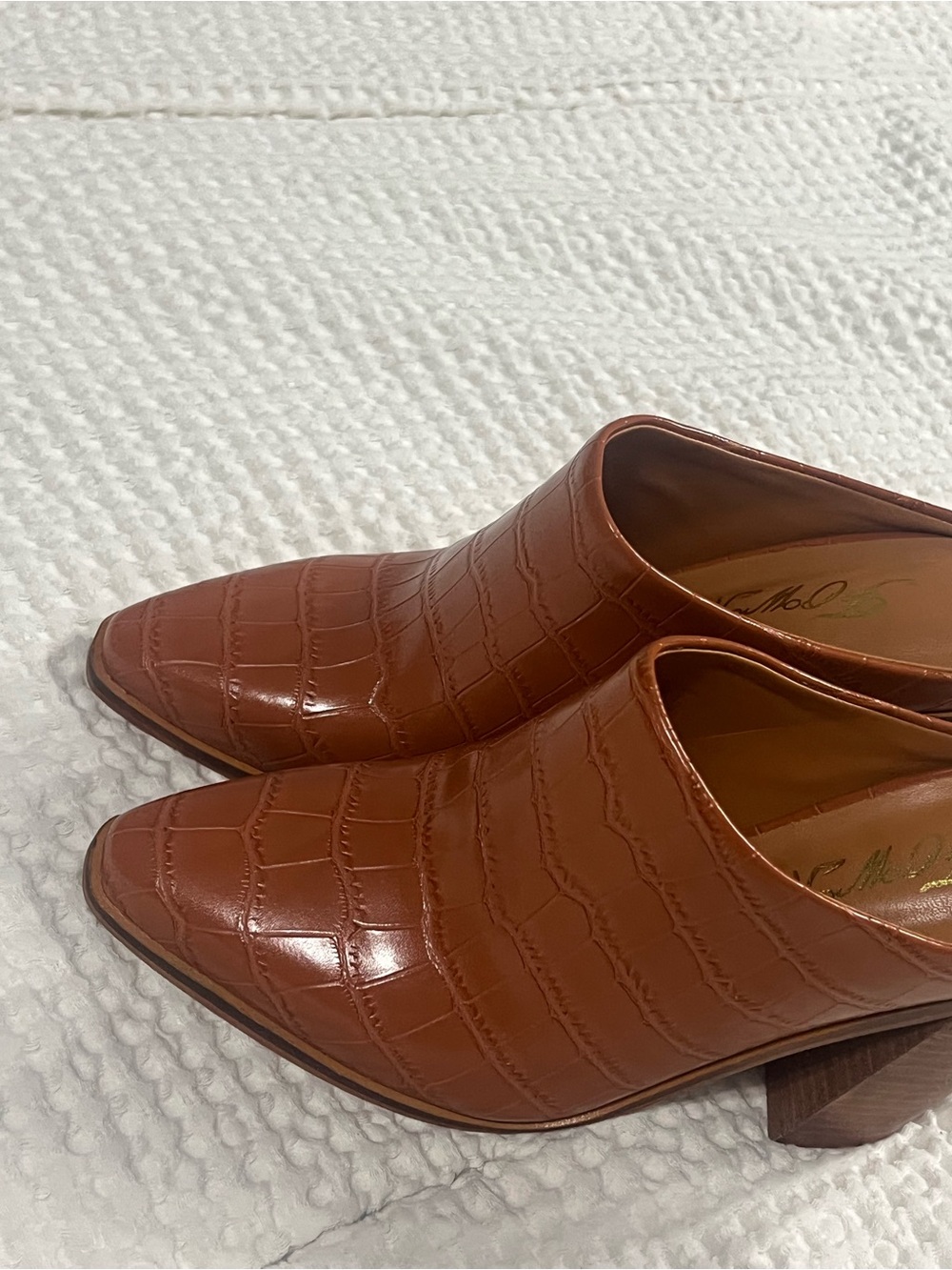 NEVER WORN! Women's Brown Croc-Embossed Leather Mules